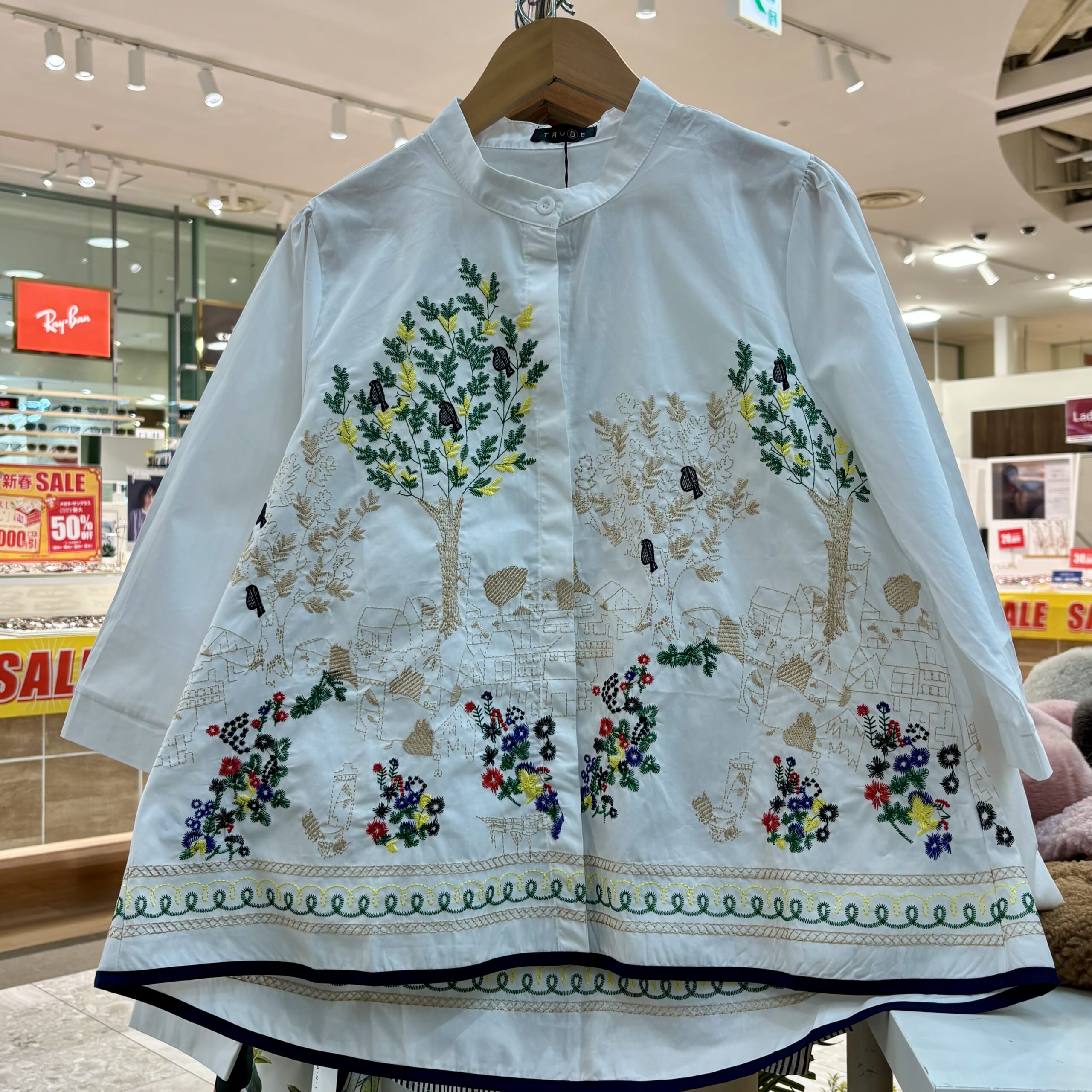 春を感じる刺繡ブラウス